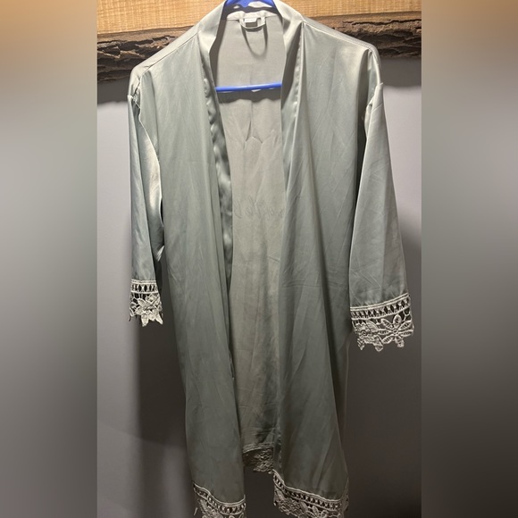 Sister of the Bride silk robe - Picture 3 of 3